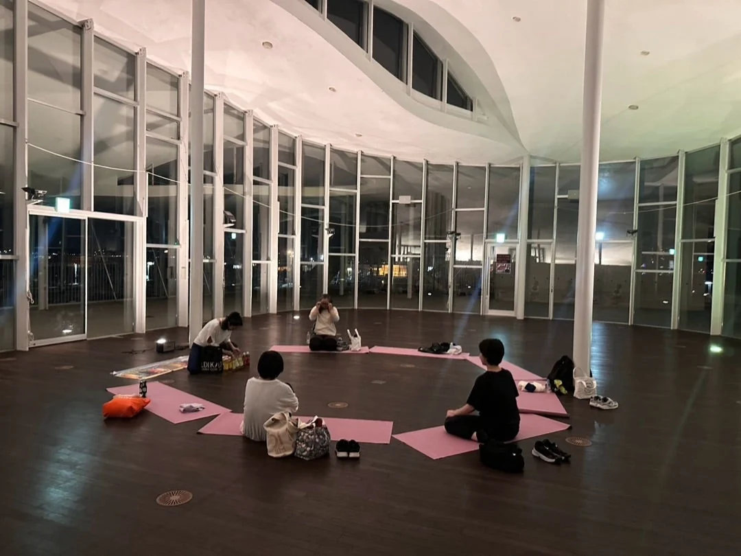 夜ヨガの時間に集まった参加者たち